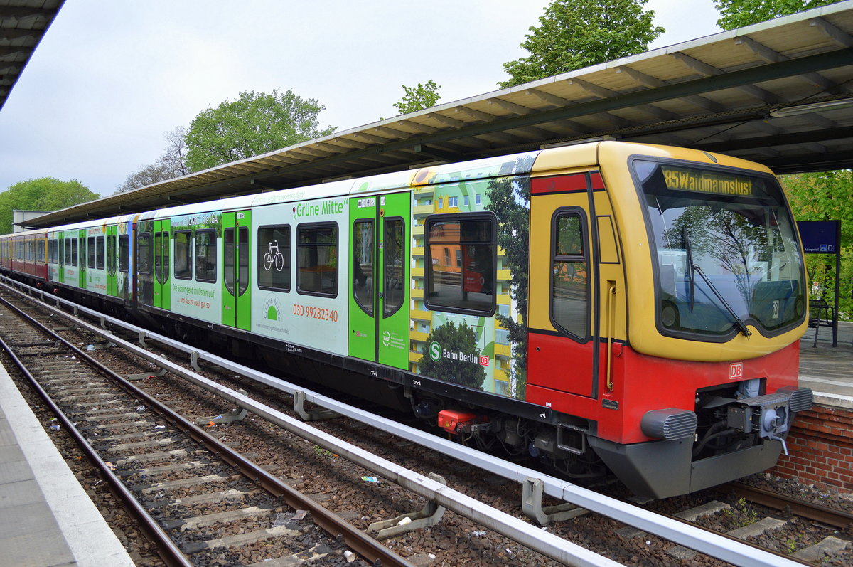 S-Bahn Viertelzug der BR 481/482 mit Werbung für die Wohnungsbaugenossenschaft Grüne Mitte + IGA am 05.05.17 im S-Bhf. Berlin-Grünau.