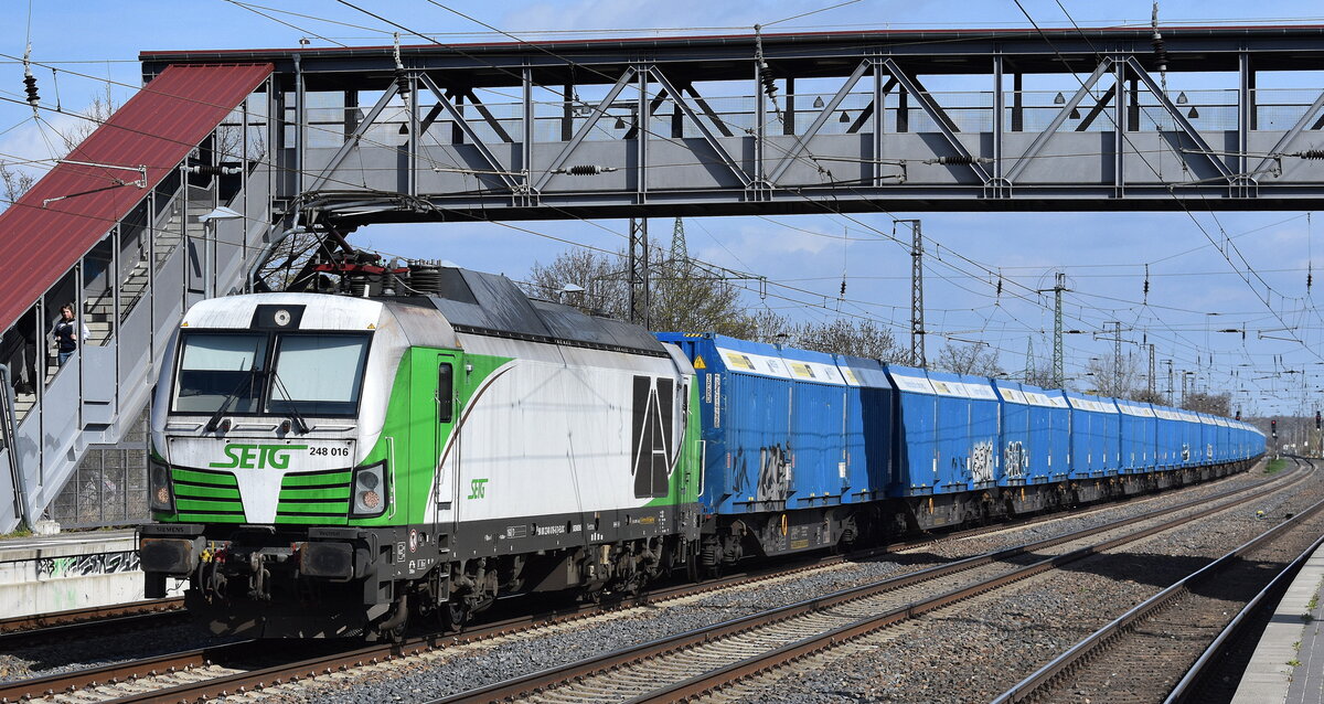 Salzburger Eisenbahn Transport Logistik GmbH, Salzburg [A] mit der geleasten ELL Vectron Dual Lok  248 016  [NVR-Nummer: 90 80 2248 016-8 D-ELOC] und einem Holzhackschnitzel-Transportzug Richtung Stendal am 10.04.25 Höhe Bahnhof Saarmund.