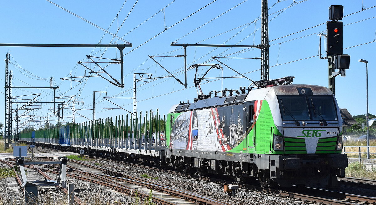 Salzburger Eisenbahn Transport Logistik GmbH, Salzburg [A] mit der geleasten ELL Vectron  193 219  [NVR-Nummer: 91 80 6193 219-3 D-ELOC] und einem Ganzzug firmeneigener Drehgestell-Rungenwagen für Stammholztransporte (leer) am 01.07.25 Höhe Bahnhof Rodleben.