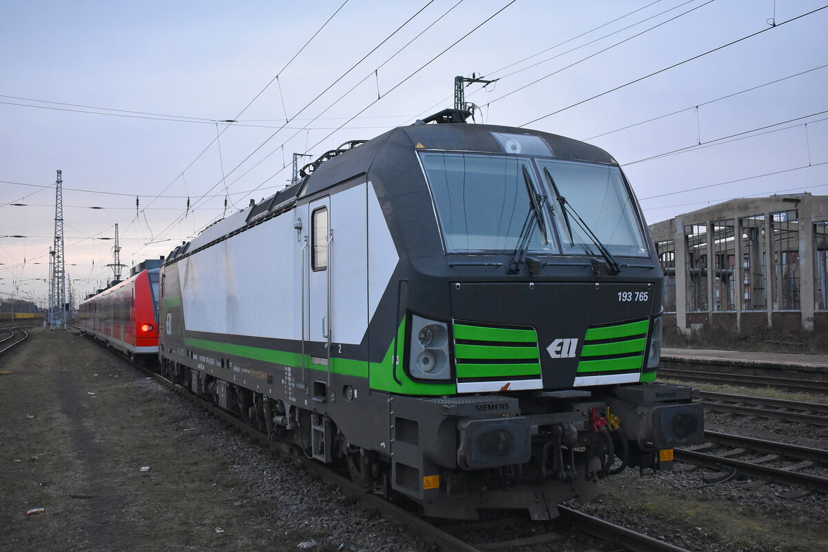 Salzburger Eisenbahn Transport Logistik GmbH, Salzburg [A] mit der geleasten ELL Vectron  193 765  [NVR-Nummer: 91 80 6193 765-5 D-ELOC] am 10.12.25 abgestellt am Bahnhof Stendal Hbf.