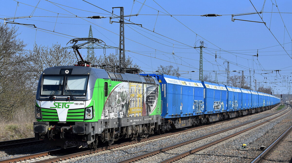 Salzburger Eisenbahn TransportLogistik GmbH, Salzburg [A] mit der geleasten ELL VEctron  193 204  [NVR-Nummer: 91 80 6193 204-5 D-ELOC] und einem Holzhackschnitzelzug Richtung Stendal am 02.04.25 Höhe Bahnhof Saarmund. 