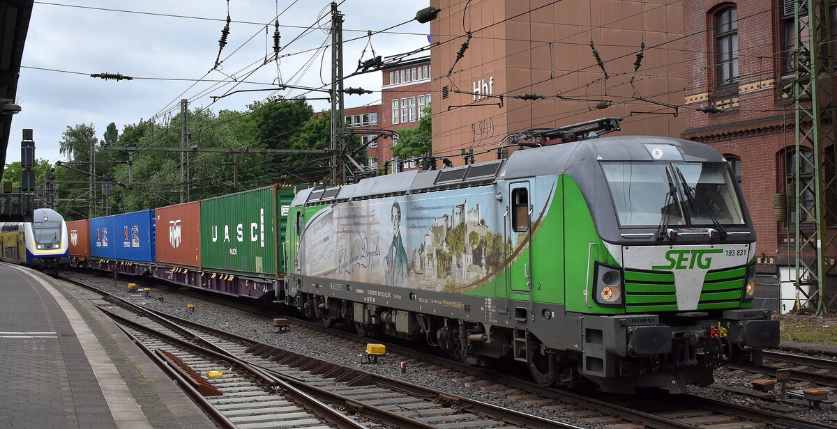 Salzburger Eisenbahn TransportLogistik GmbH, Salzburg [A] mit der geleasten ELL VEctron  193 831  [NVR-Nummer: 91 80 6193 831-5 D-ELOC] und einem Containerzug Richtung Hamburger Hafen am 27.05.25 Höhe Bahnhof Hamburg-Harburg.