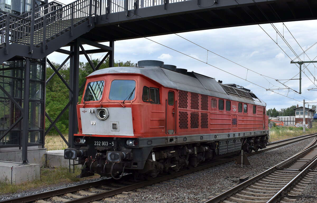Salzland Rail Service GmbH, Bernburg (Saale) mit der von der LOK-OST Lokführerdienstleistungen Olof Stille gemieteten  Ludmilla   232 903-5 
[NVR-Nummer: 92 80 1232 903-5 D-OST] am 23.06.25 Höhe Bahnhof Roßlau (Elbe).