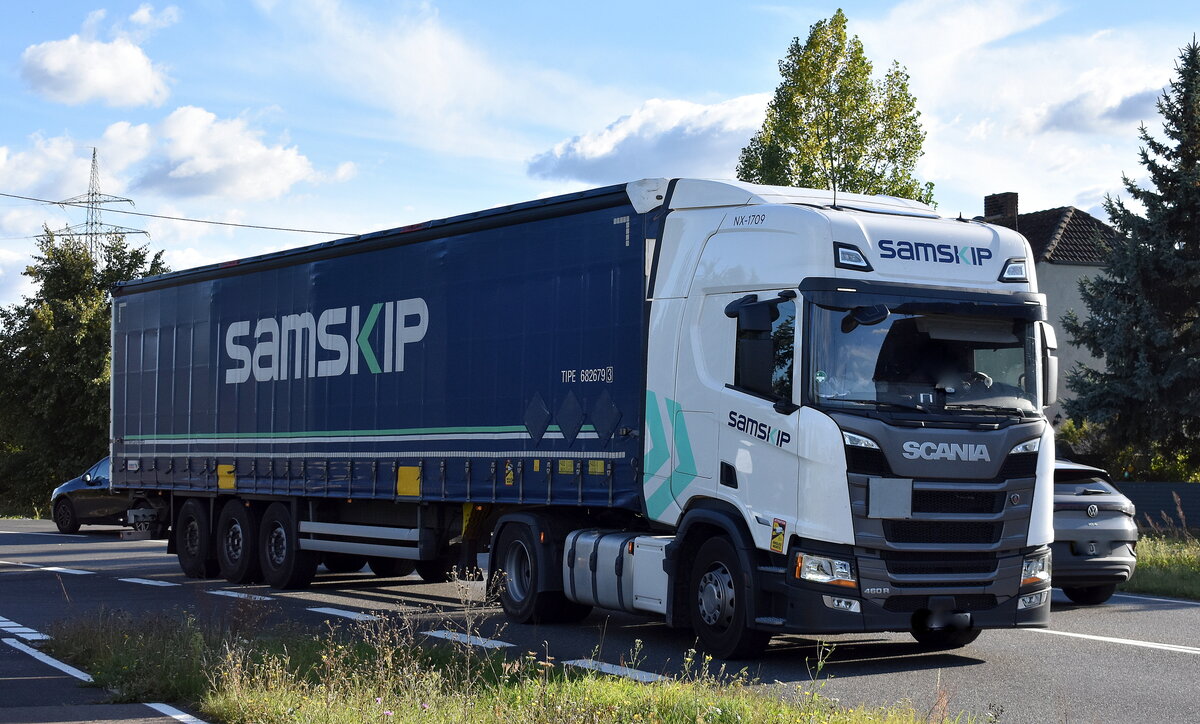 Samskip -European Multimodal Transportation Solutions mit einem Sattelzug mit SCANIA 460 R Zugmaschine am 24.09.25 Höhe Bahnübergang Bahnhof Rodleben.