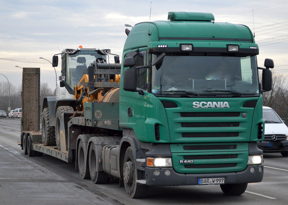 SANIA R440 dreiachsige Zugamschine mit Tiefladebrücke als Auflieger mit einem LIEBHERR 524 Radlader beladen am 07.12.16 Berlin-Marzahn.