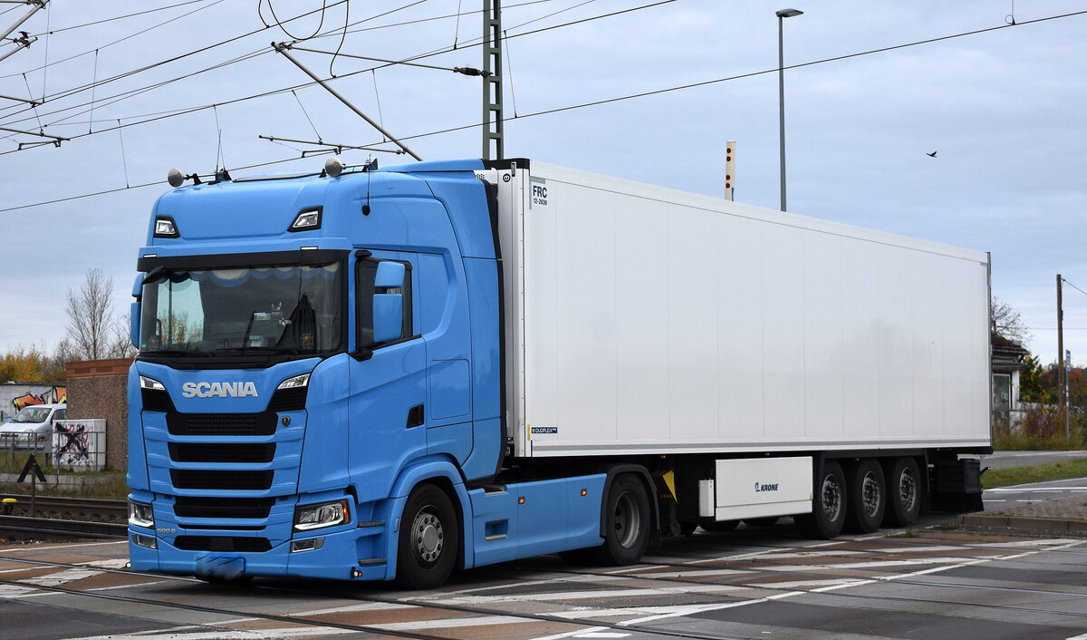 Sattelzug mit SCANIA 500 S Zugmaschine am 04.11.25 Bahnübergang Bahnhof Rodleben.