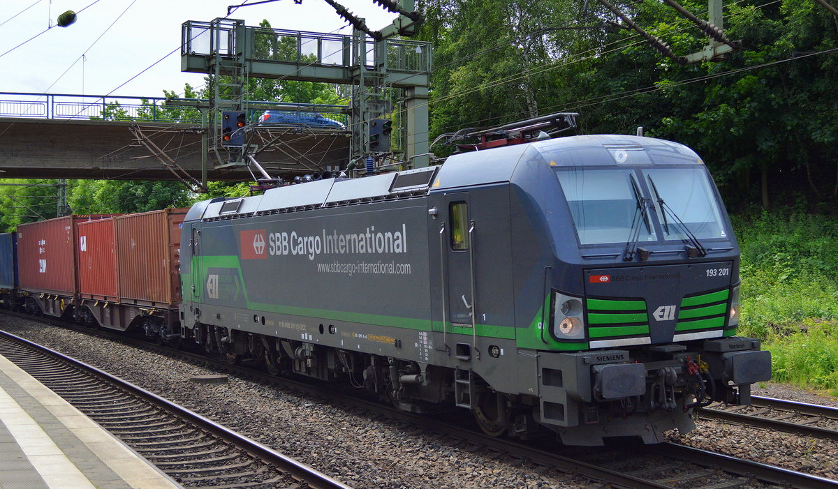 SBB Cargo International AG mit der ELL Vectron 193 201-1 [NVR-Number: 91 80 6193 201-1 D-ELOC,Siemens Bj.2015] mit Containerzug Einfahrt Hamburger Hafen am 20.06.17 Bf. Hamburg Harburg. 