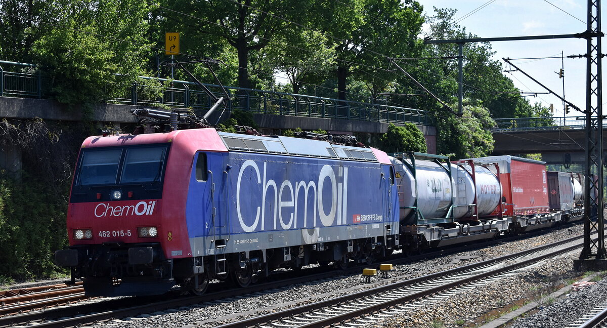 SBB Cargo International AG, Olten [CH] mit der  482 015-5  [NVR-Nummer: 91 85 4482 015-5 CH-SBBC] und einem KLV-Zug am 14.05.25 Höhe Bahnhof Hamburg-Harburg.