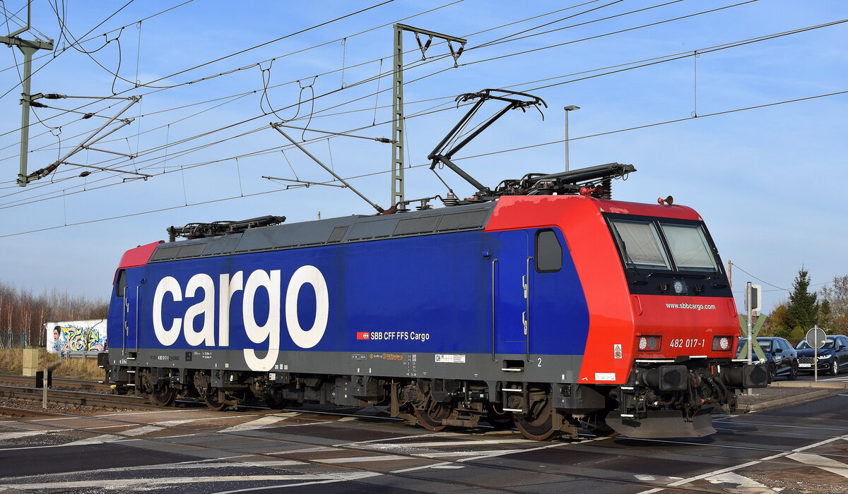 SBB Cargo International AG, Olten [CH] mit ihrer  482 017-1  [NVR-Nummer: 91 85 4482 017-1 CH-SBBC] am 18.12.25 Höhe Bahnübergang Bahnhof Rodleben.