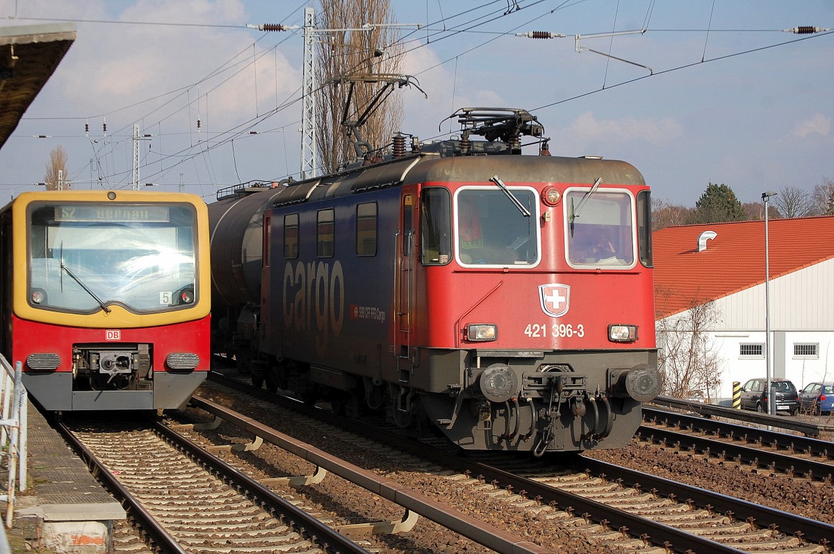 SBB Cargo Mietlok Re 421 396-3 mit Kesselwagenzug am 20.02.14 Berlin-Karow.