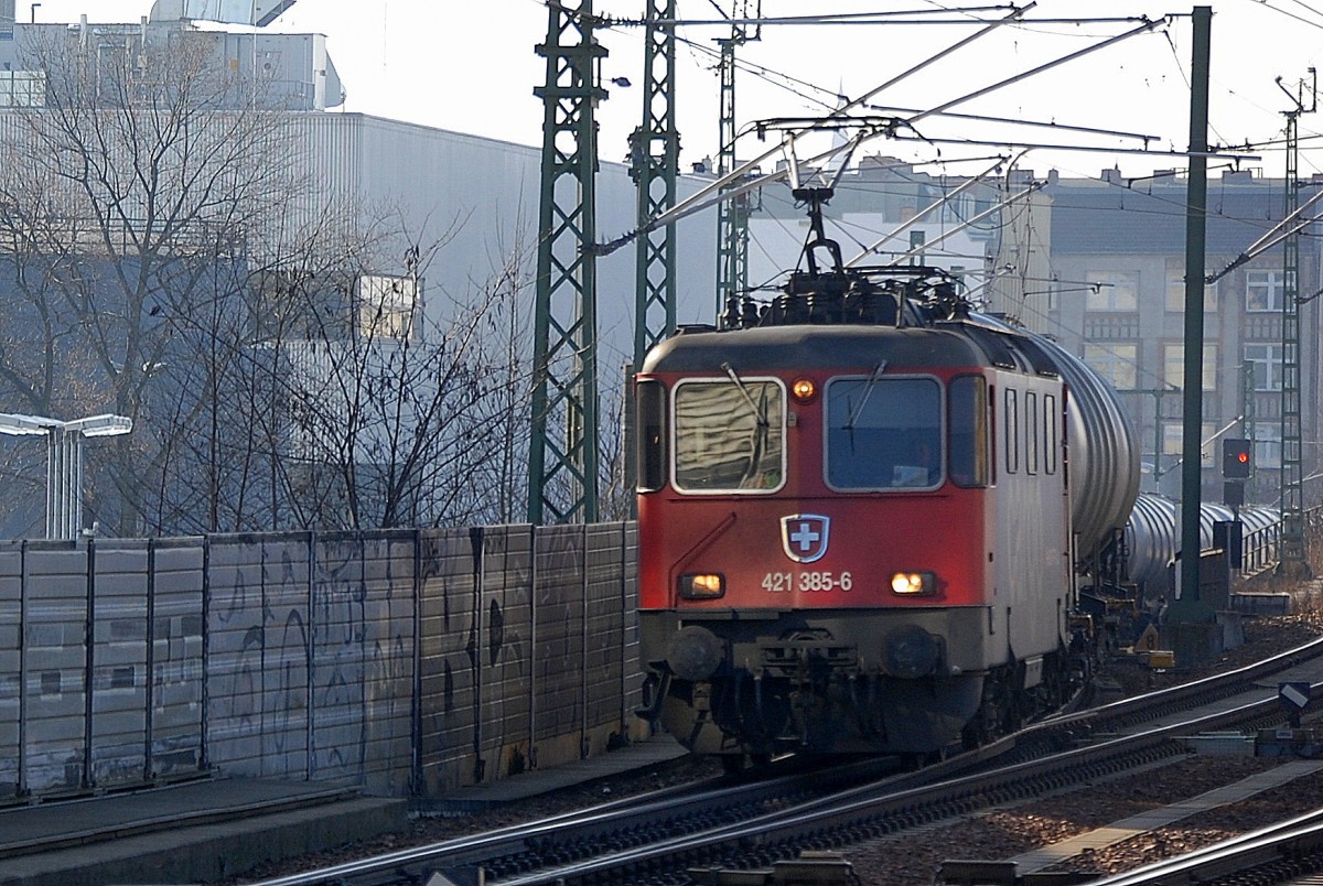 SBB Cargo Mietlok Re 421 385-6 mit Kesselwagenzug Richtung Schwedt am 25.02.14 Berlin-Wedding.