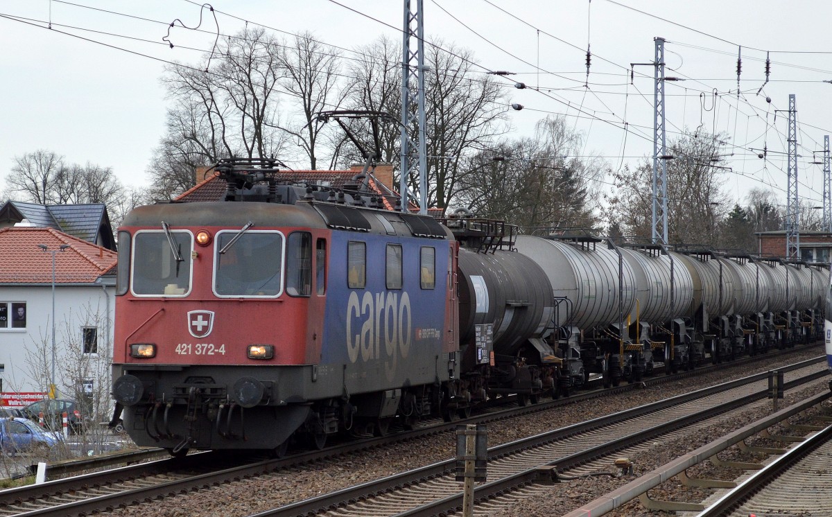 SBB Cargo Mietlok Re 421 372-4 mit Kesselwagenzug für geschmolzenes Schwefel am 21.03.14 Berlin-Karow.