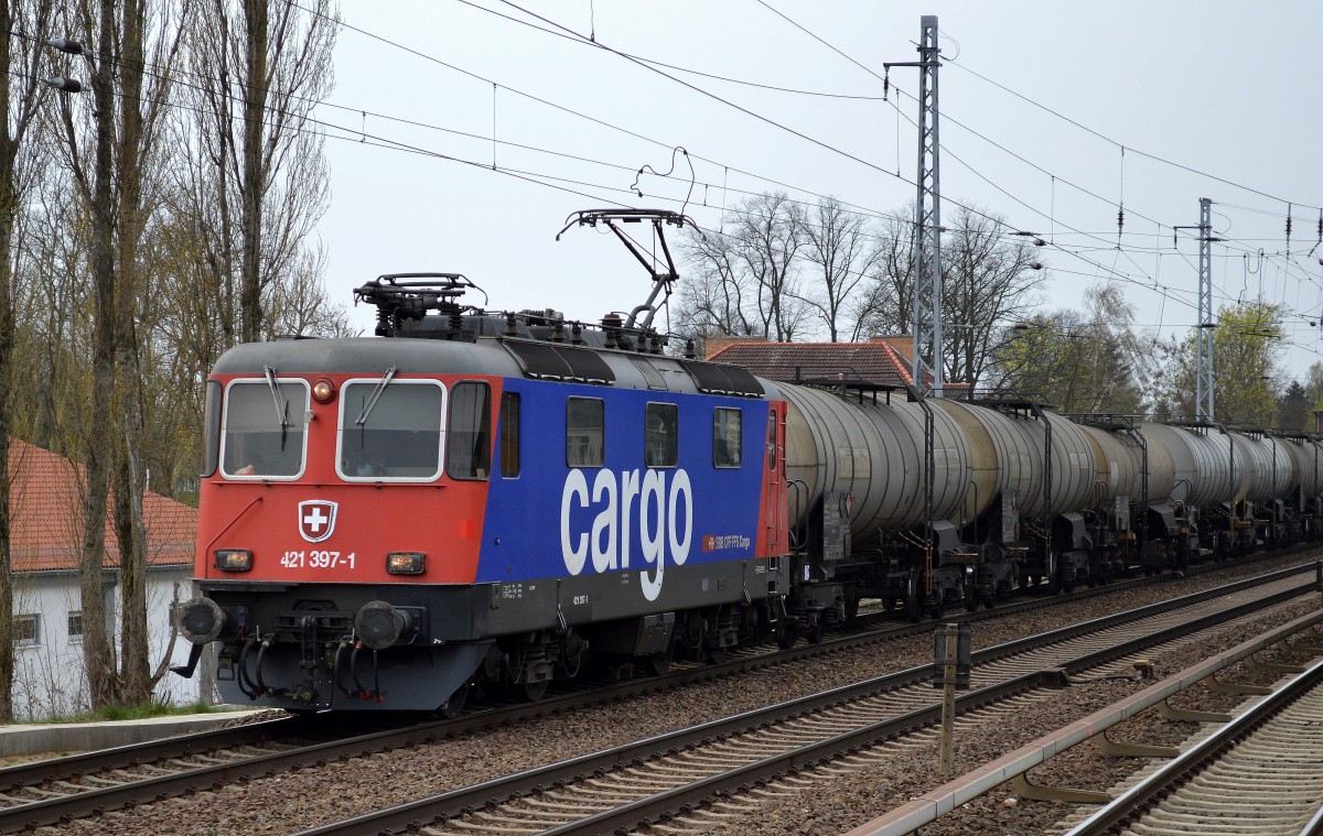SBB Cargo Mietlok RE 421 397-1 mit Kesselwagenzug (Ladegut: geschmolzenes Schwefel)) Richtung Bernau am 04.04.14 Berlin-Karow.