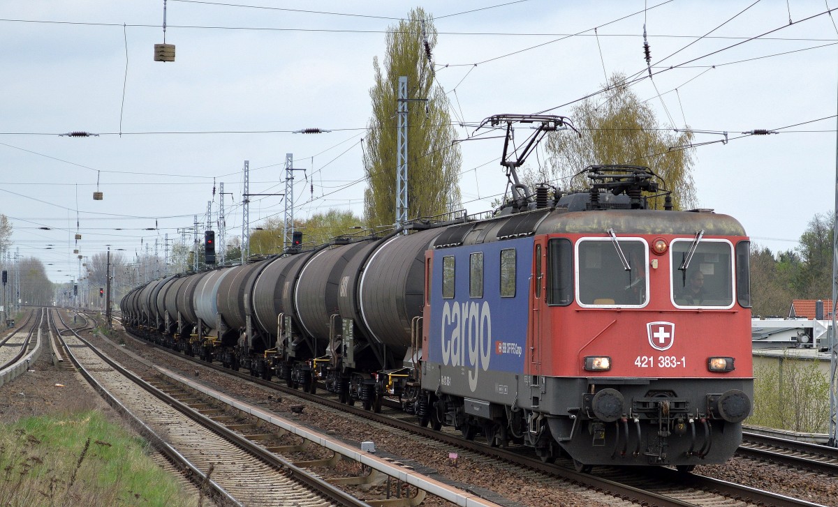SBB Cargo Mietlok Re 421 383-1 mit Kesselwagenzug am 07.04.14 Berlin-Karow.