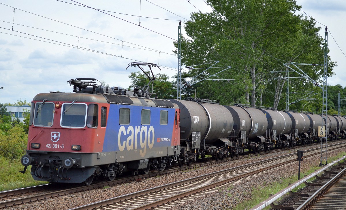 SBB Cargo Mietlok Re 421 381-5 mit Kesselwagenzug Richtung Oranienburg am 11.08.14 Mühlenbeck/Mönchmühle b.Berlin.