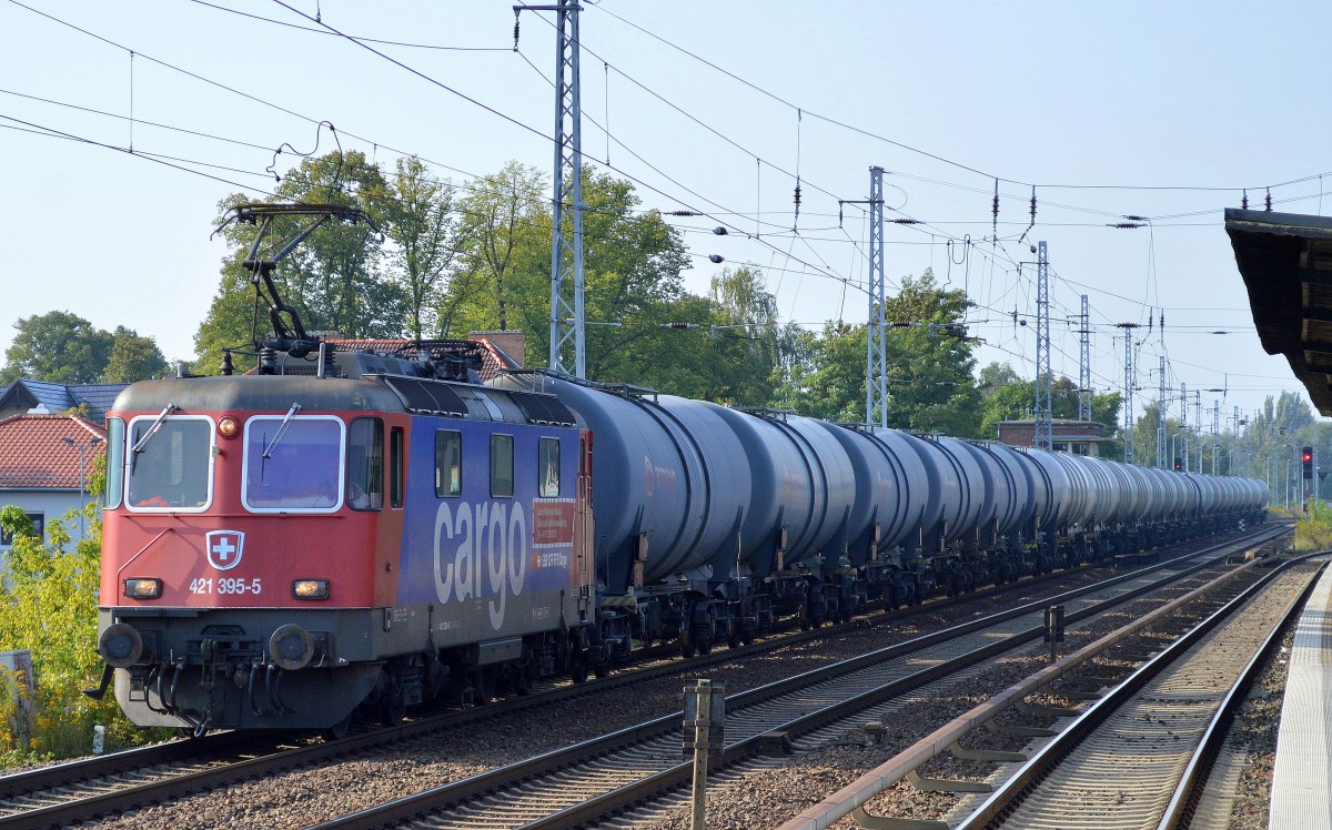 SBB Cargo Mietlok Re 421 395-5 für HSL-Logistik tätig mit Kesselwagenzug Richtung Schwedt am 15.09.14 Berlin-Karow.