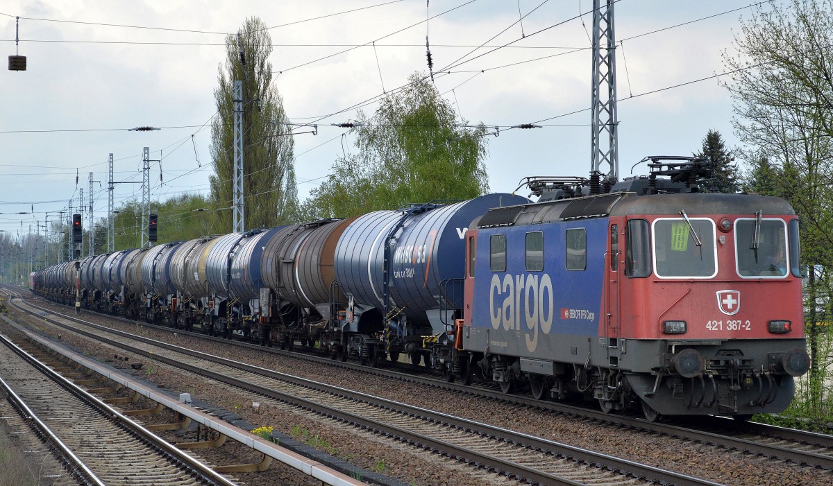 SBB Cargo Mietlok Re 421 387-2 von RHC am Ende eines Kessewagens am 26.04.15 Berlin-Karow Richtung Schwedt.