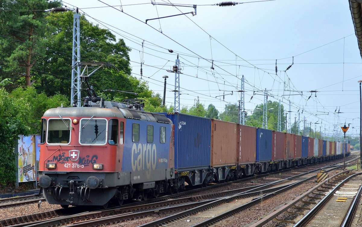 SBB Cargo Mietlok Re 421 376-5 für welche EVU? mit Containerzug nach mehrstündigem Aufenthalt im Gbf. Berlin-Köpenick bei der Abfahrt Richtung Frankfurt(Oder) am 17.07.15 Berlin-Hirschgarten.