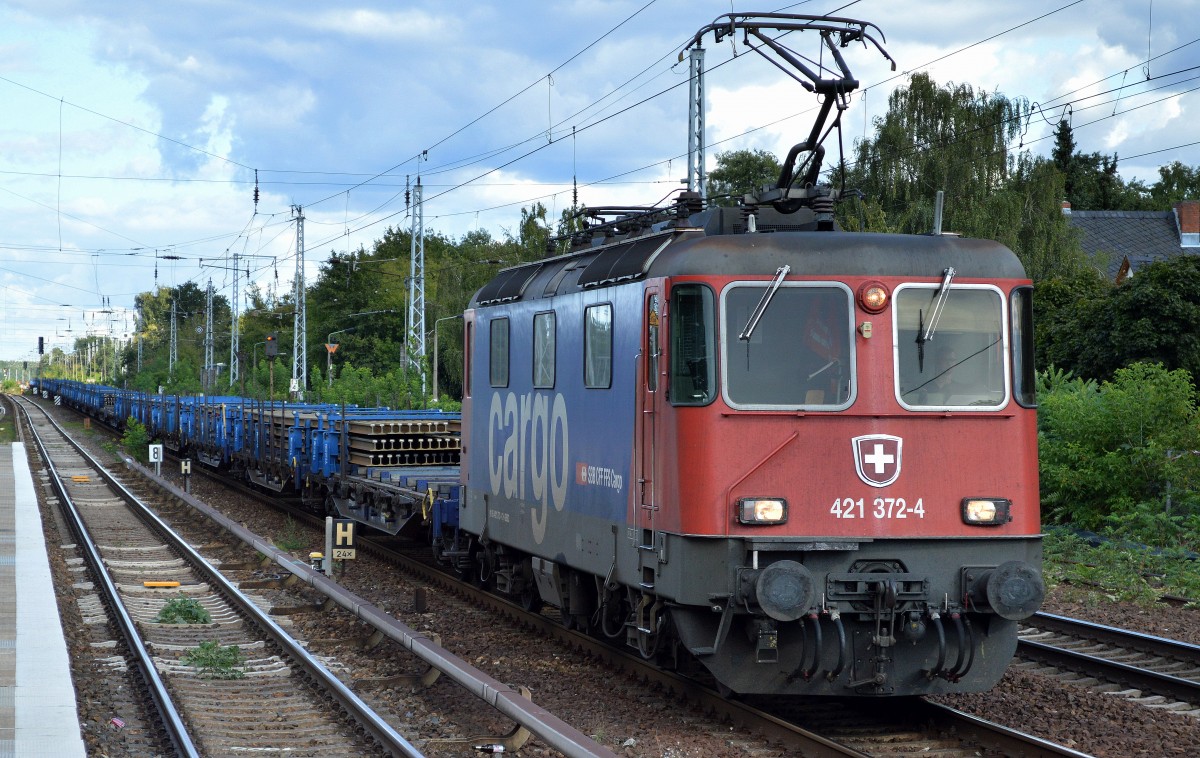 SBB Cargo Mietlok Re 421 372-4 mit einem Güterzug Langschienen am 07.09.15 Berlin-Hirschgarten.