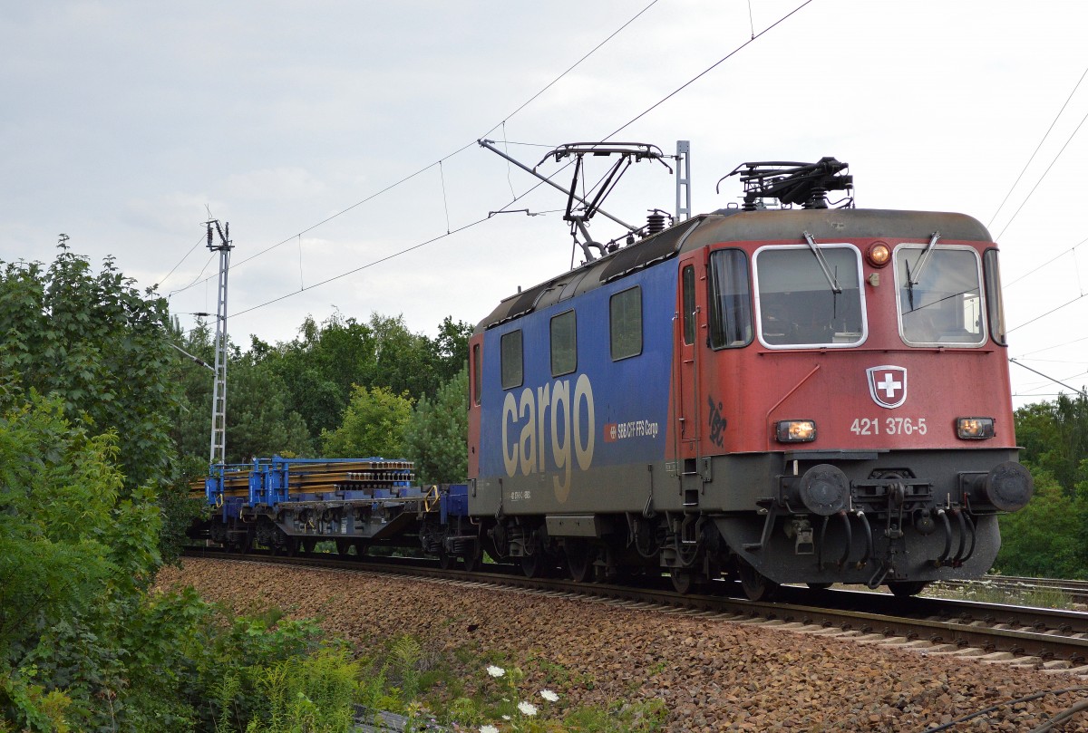 SBB Cargo Mietlok Re 421 376-5 für HSL mit einem Langschienen-Transportzug am 28.07.15 Richtung Nordosten in Berlin-Wuhlheide.