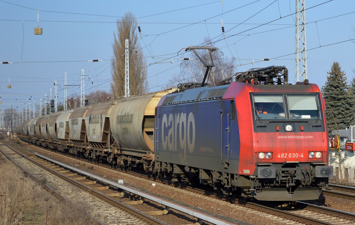 SBB Cargo Mietlok Re 428 030-4 für HSL tätig mit Getreidesilowagen aus Mukran kommend am 27.02.15 Berlin-Karow.