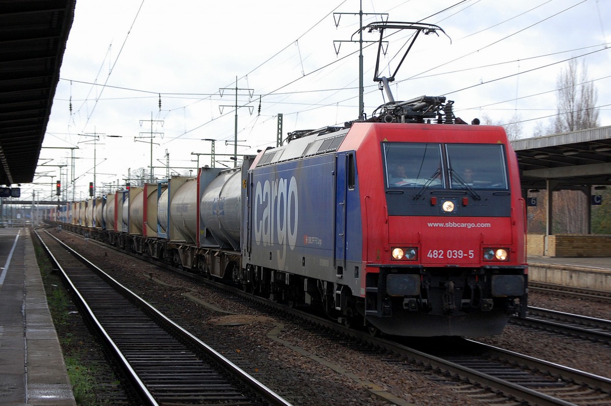 SBB Cargo Mietlok Re 482 039-5 f�r LOCON t�tig mit Containerzug am 28.11.13 Bhf. Flughafen Berlin-Sch�nefeld.