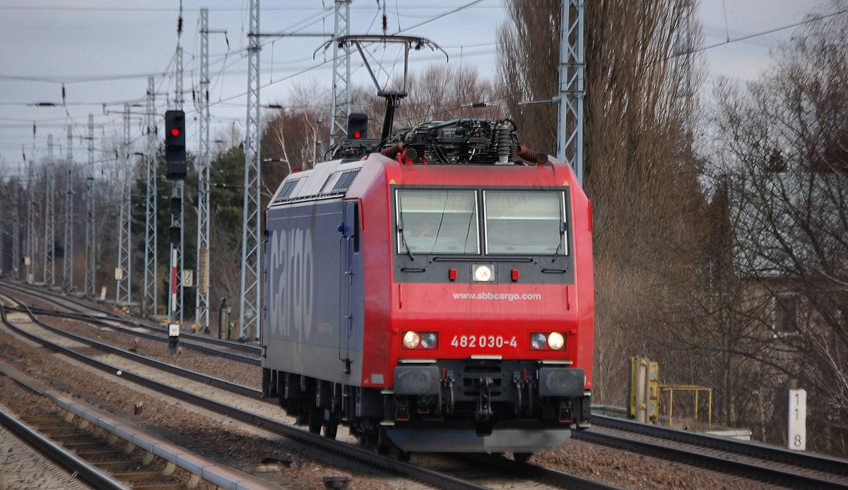 SBB Cargo Mietlok Re 482 030-4 am 12.02.14 Richtung Karower Kreuz Berlin.