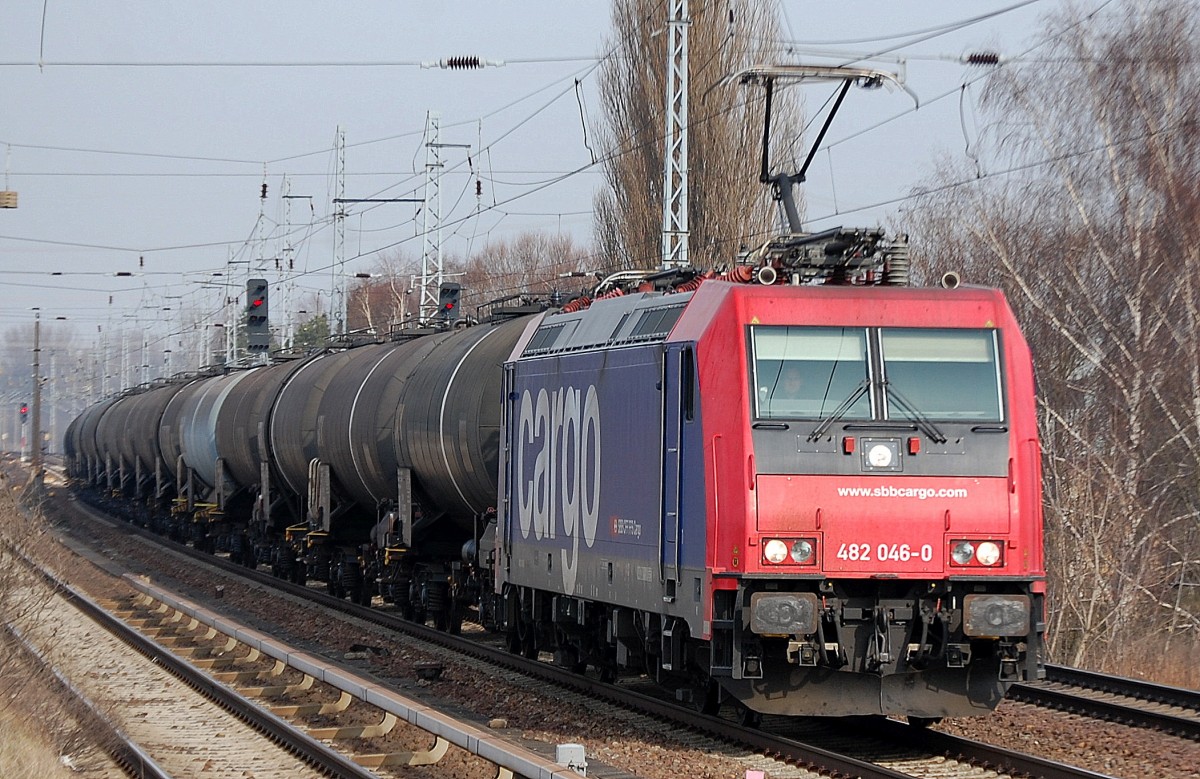 SBB Cargo Mietlok Re 482 046-0 mit Kesselwagenzug am 26.02.14 Berlin-Karow.