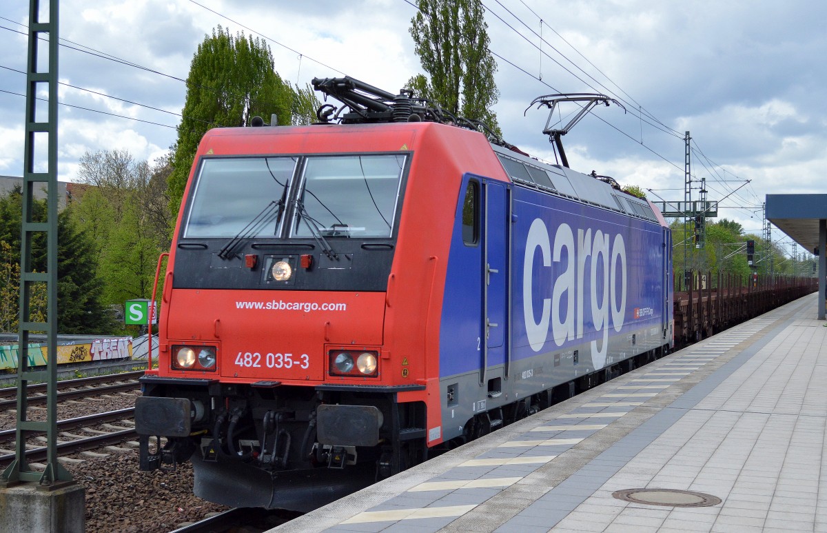 SBB Cargo Mietlok Re 482 035-3 mit ein leeren Ganzzug Drehgestell-Flachwagen Richtung Nordosten Durchfahrt Bhf. Berlin-Jungfernheide am 15.04.14