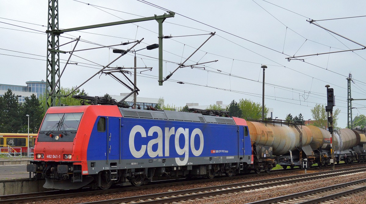 SBB Cargo Mietlok Re 482 041-1 mit einem Kesselwagenzug (Kreideschlamm) bei der Durchfahrt im Bhf. Flughafen Bwerlin-Schönefeld, 24.04.14 