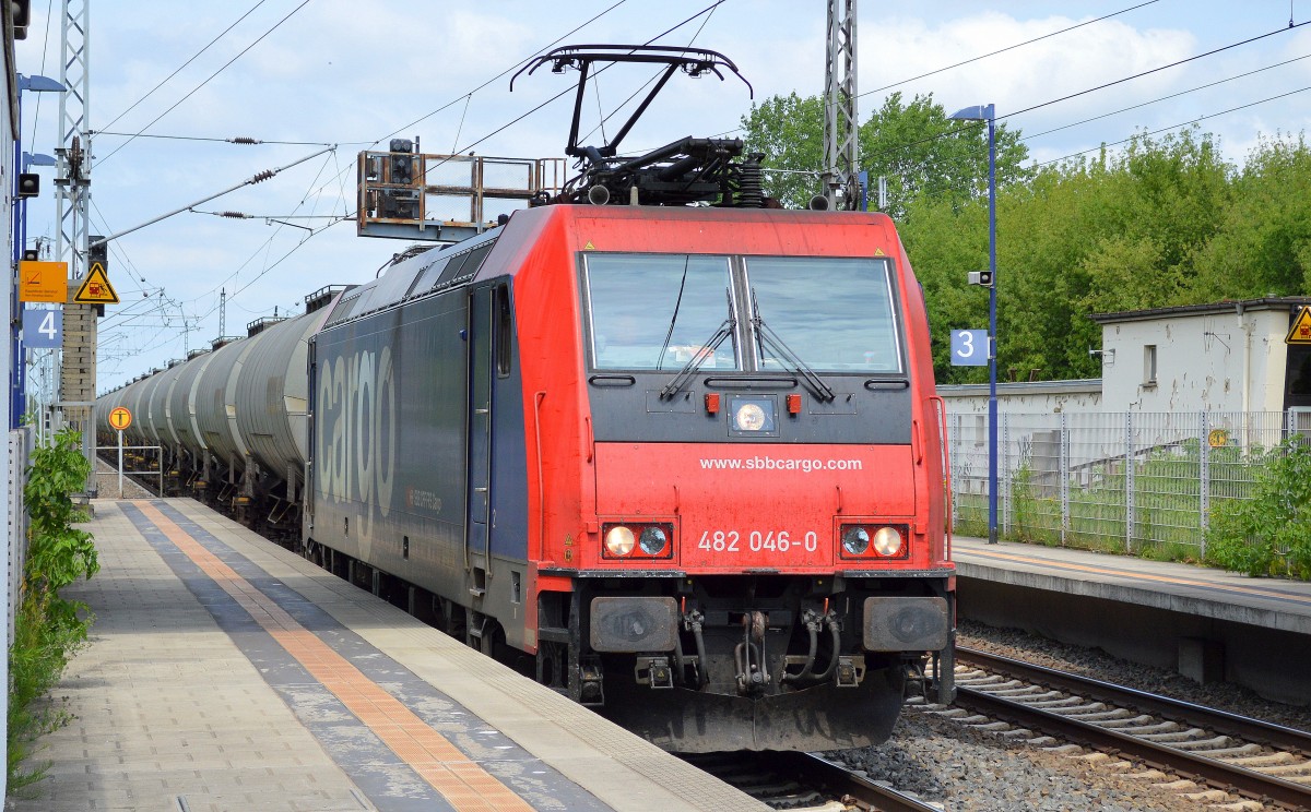 SBB Cargo Mietlok Re 482 046-0 mit tschechischen Kesselwagenzug am 07.07.14 Durchfahrt Bhf. Berlin-Hohenschönhausen.