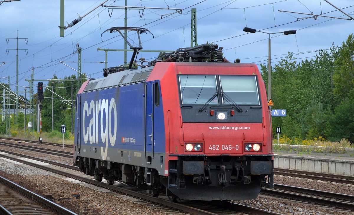 SBB CARGO Mietlok Re 482 046-0 auf Durchfahrt Bhf. Flughafen Berlin-Schönefeld, 12.08.14 
