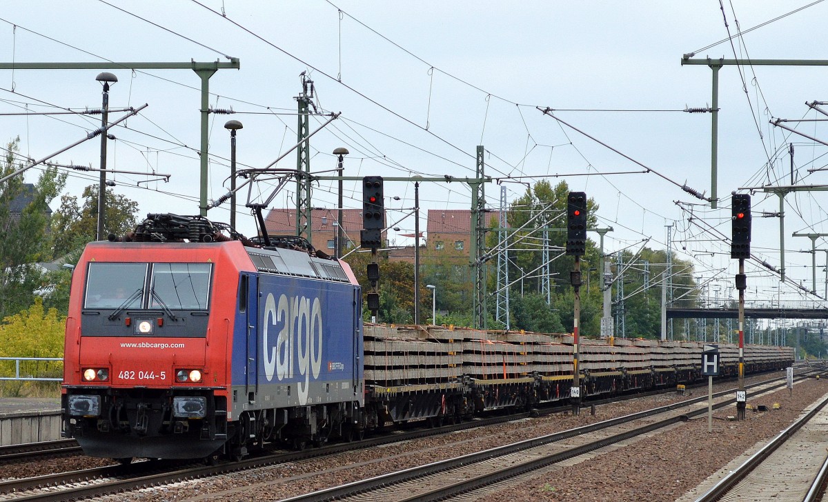 SBB Cargo Mietlok Re 482 044-5 mit einem Ganzzug Oberbaustoffwagen der Fa. Spitzke SE bei der Durchfahrt Flughafen Berlin-Schönefeld, 01.09.14