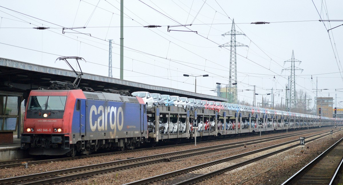 SBB Cargo Mietlok Re 482 046-0 mit einem PKW-Transportzug mit fabrikneuen Ford Ka bei der Durchfahrt Bhf. Flughafen Berlin-Schönefeld, 28.11.14 