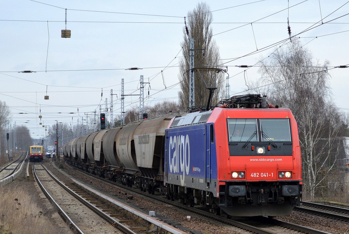 SBB Cargo Mietlok Re 482 041-1 f�r HSL mit Getreidezug aus Mukran kommend (an dieser Stelle sehe ich einen Getreidezug zum ersten Mal seit vielen Jahren), 28.01.15 Berlin-Karow.