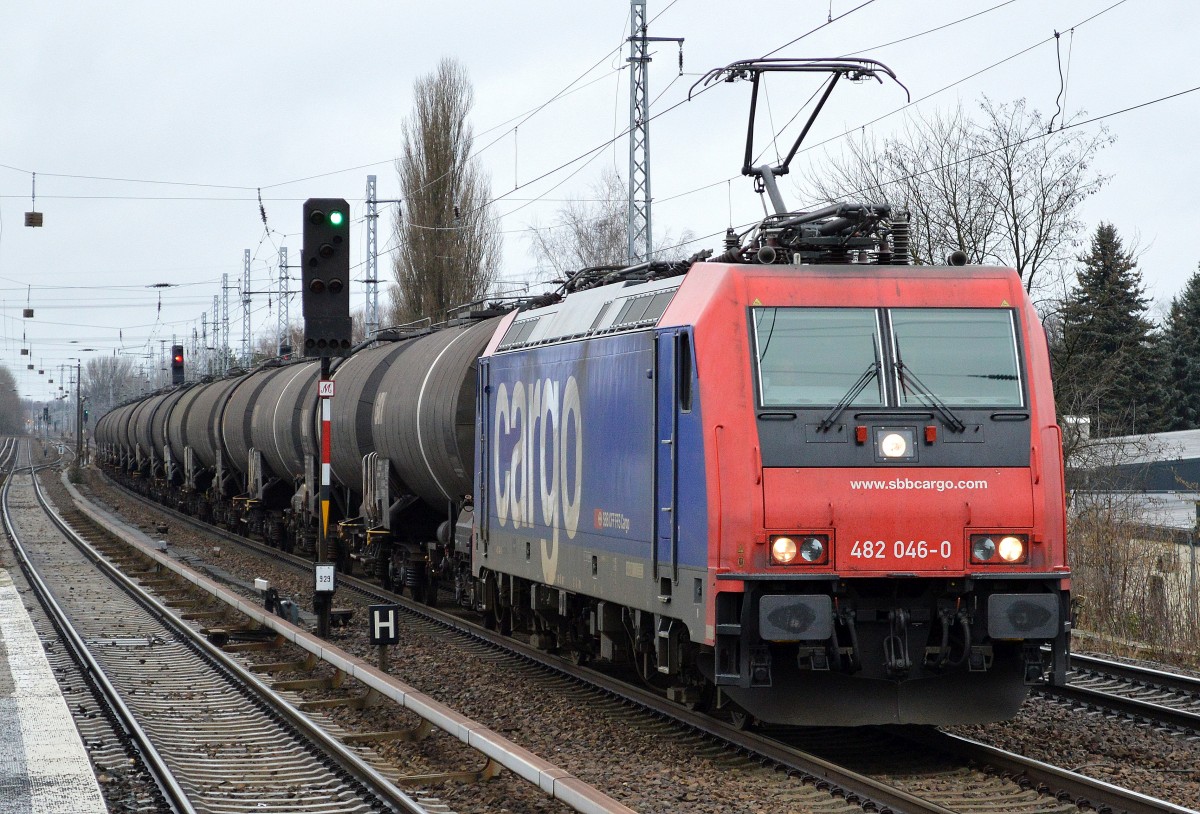 SBB Cargo Mietlok Re 482 046-0 mit Kesselwagenzug am 09.02.15 Berlin-Karow.