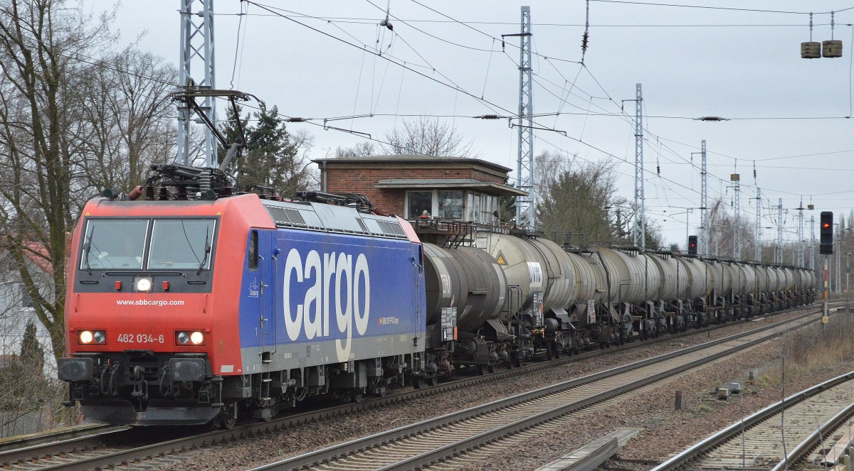 SBB Cargo Mietlok Re 482 034-6 mit Kesselwagenzug (geschmolzenes Schwefel) am 10.02.15 Berlin-Karow.