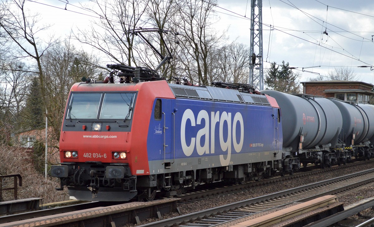 SBB Cargo Mietlok Re 482 034-6 für HSL Logistik mit Kesselwagenzug Richtung Schwedt am 02.03.15 Berlin-Karow.