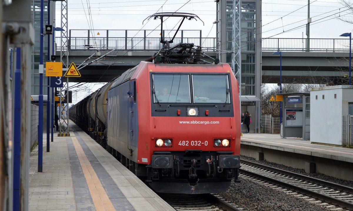 SBB Cargo Mietlok Re 482 032-0 mit Kesselwagenzug am 13.03.15 Berlin-Hohenschönhausen.