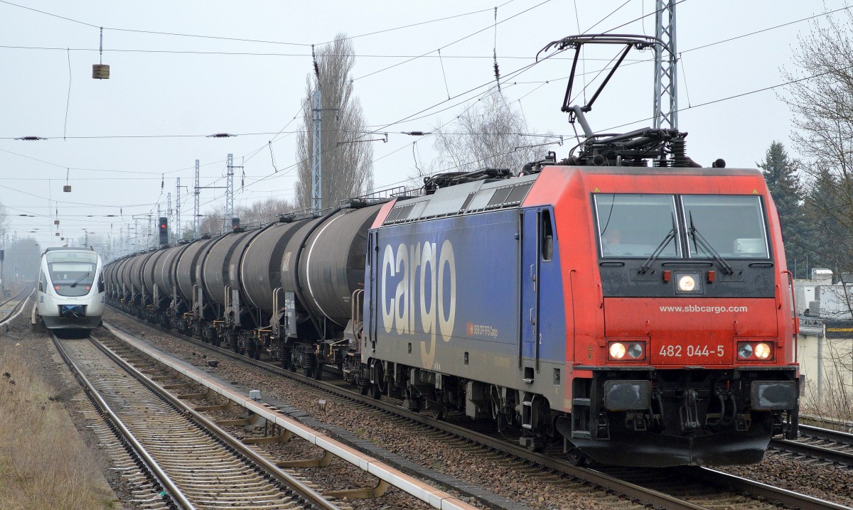 SBB Cargo Mietlok Re 482 044-5 für HSL Logistik mit Kesselwagenzug (Bio-Diesel) am 26.03.15 Berlin-Karow.