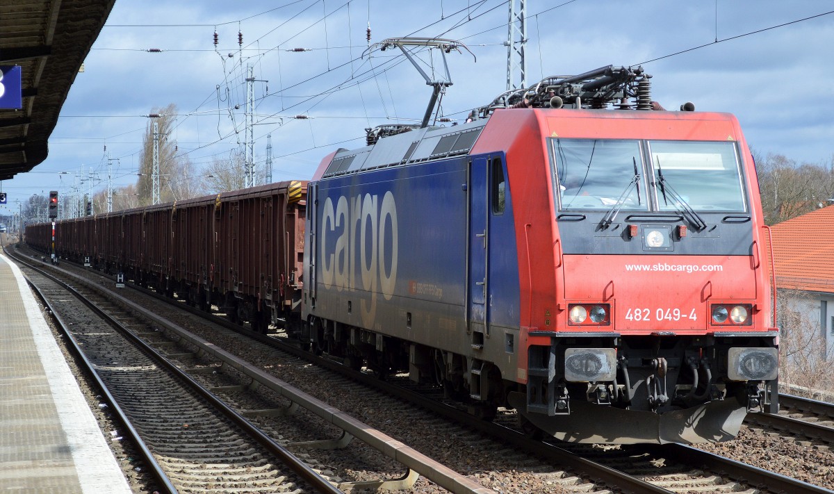 SBB Cargo Mietlok Re 482 049-4 mit Ganzzug tschechischer Rolldachwagen am 01.04.15 Berlin-Karow.