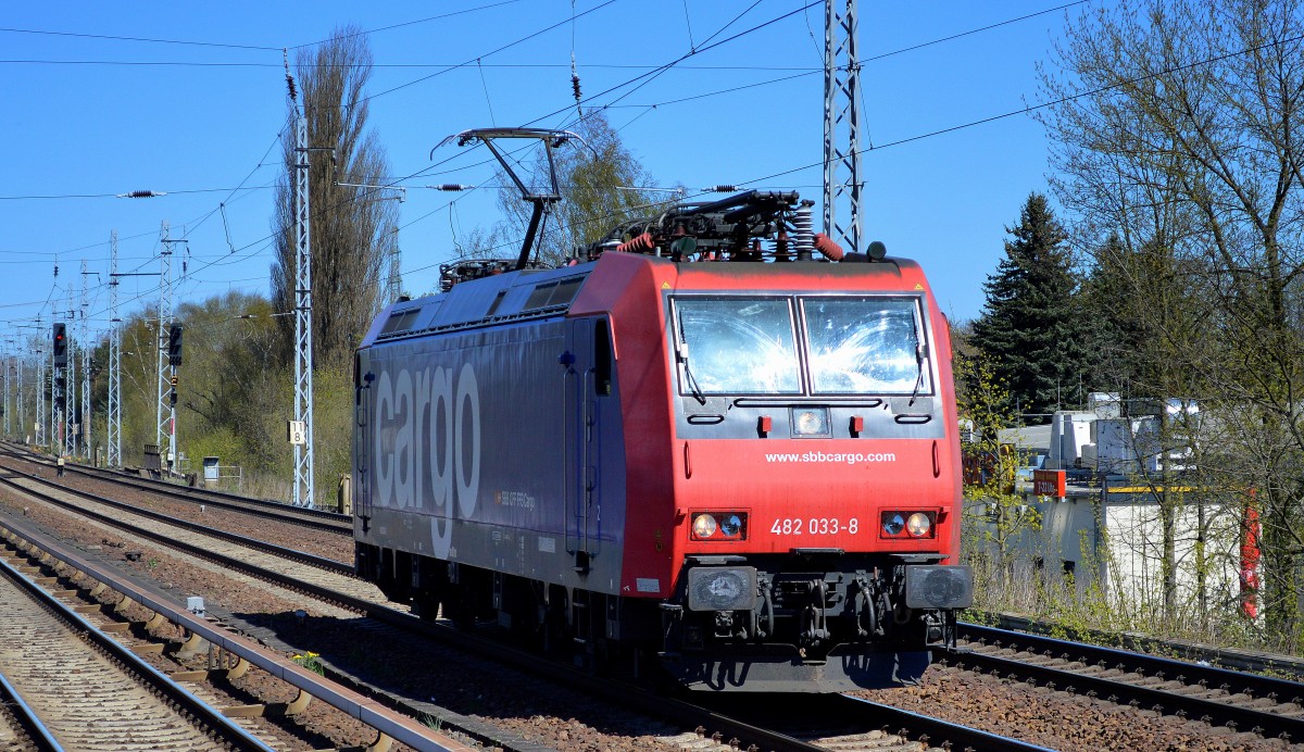 SBB Cargo Mietlok Re 482 033-8 am 21.04.15 Berlin-Karow. 