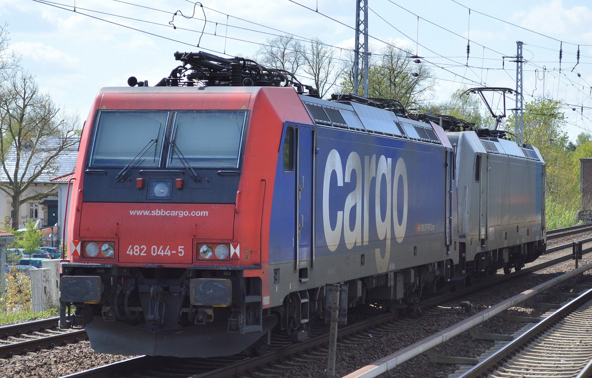 SBB Cargo Mietlok Re 482 044-5 für HSL am Haken von E 186 147-5 am 29.04.15 Berlin-Karow.