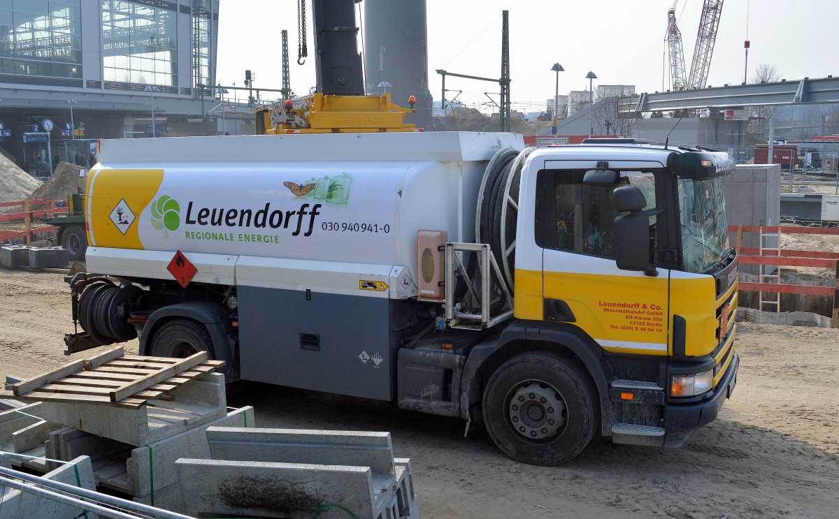 SCANIA 114G Tanklaster der Fa. Leuendorff % Co bringt Dieselkraftsoff für die Baumaschinen zur Großbaustelle Berlin-Ostkreuz, 24.03.15