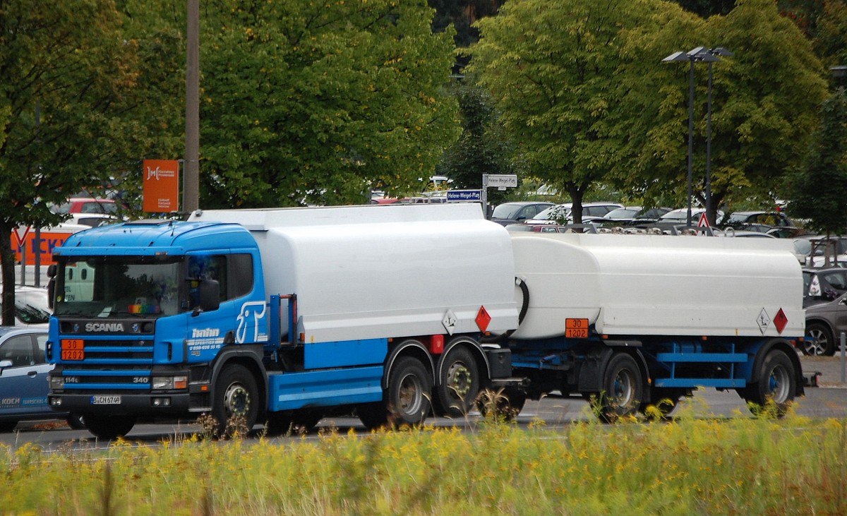 SCANIA 114L/340 H�ngerzug mit Tankaufbau der Sped.hahn f�r Dieselkraftstoff, 19.08.13 Berlin-Marzahn.