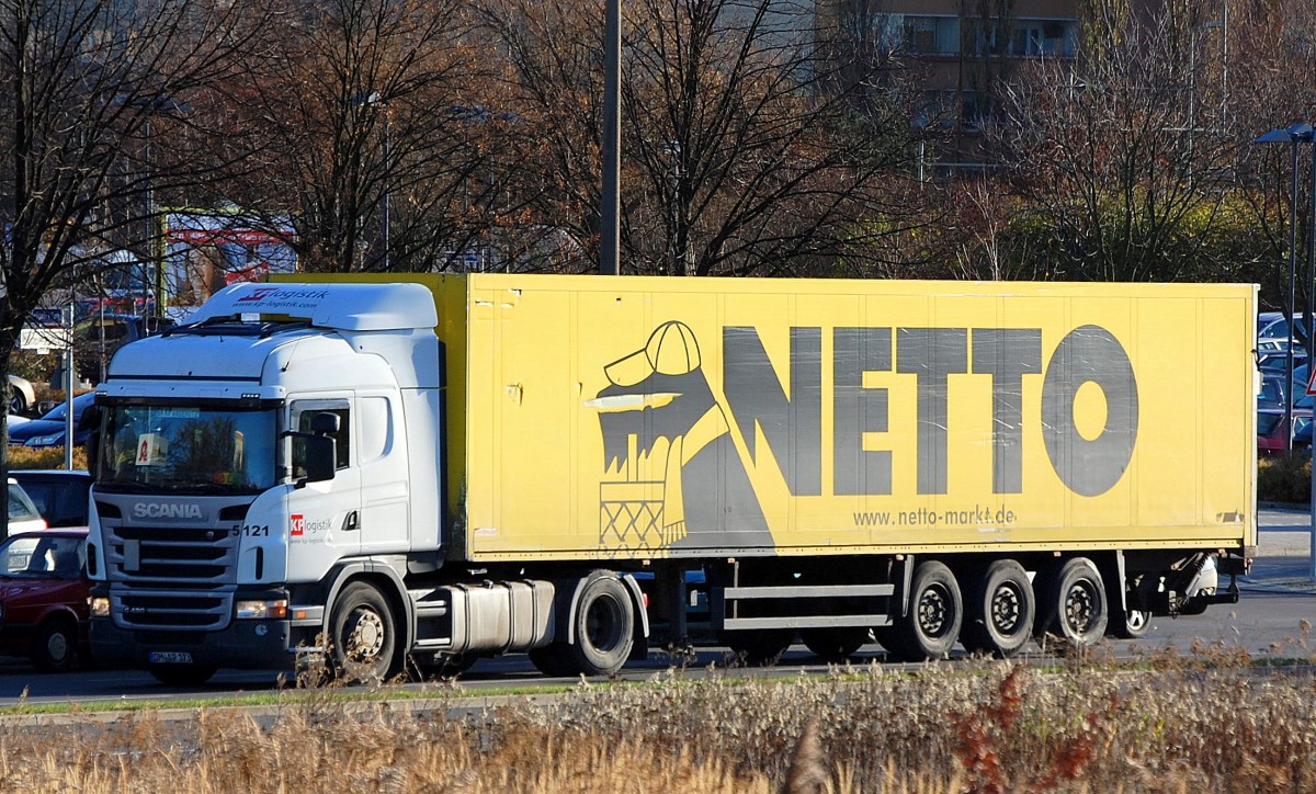 SCANIA G 420 Sattelzug der KP LOGISTIK/Discounterkette NETTO am 26.11.13 Berlin-Marzahn.