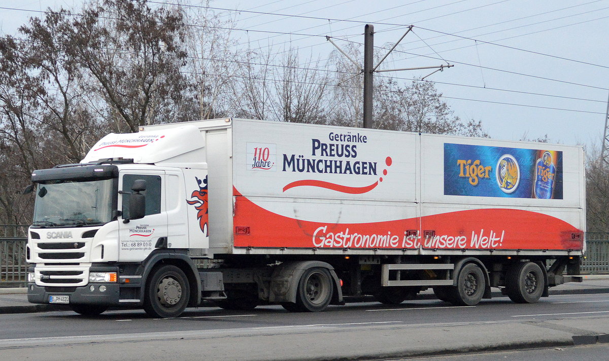 SCANIA P 320 Zugmaschine mit Trailer der Fa. Getränke PREUSS MÜNCHHAGEN am 13.12.16 Berlin-Marzahn.
