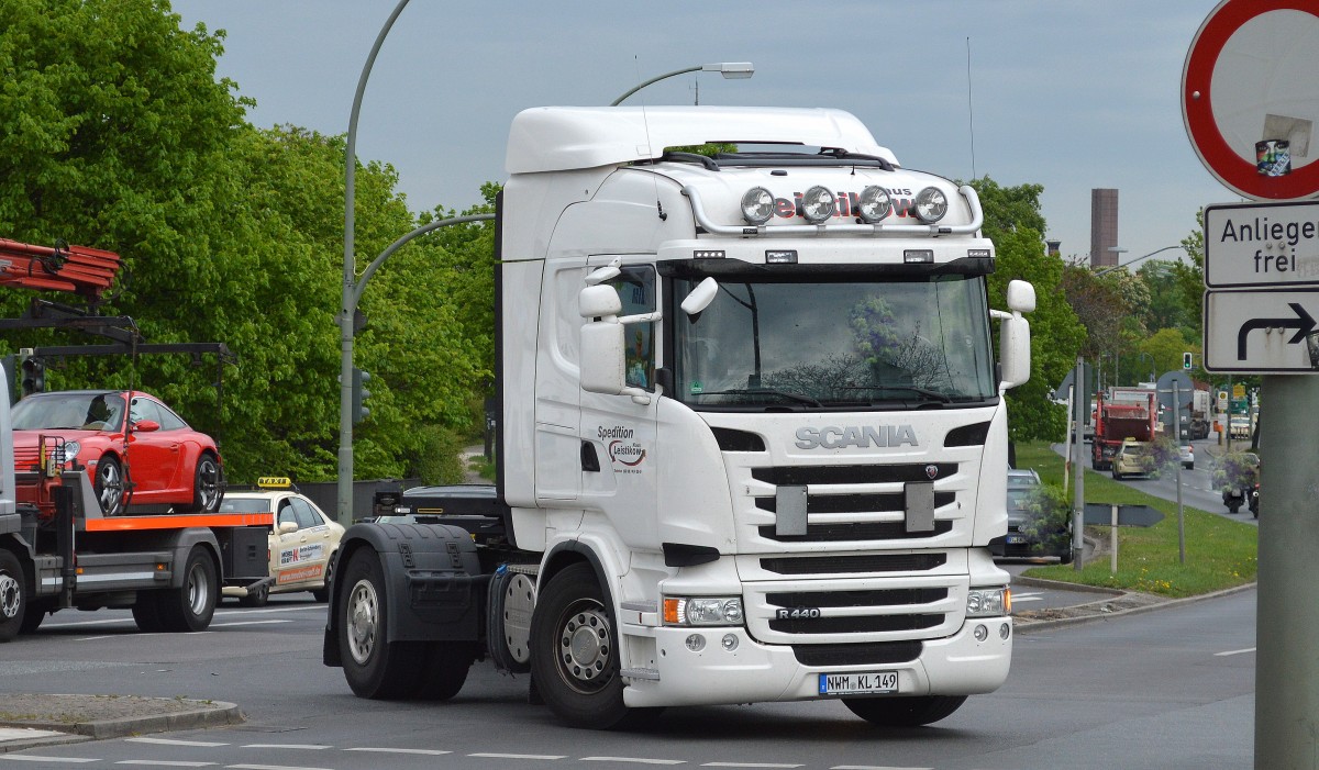 SCANIA R 440 Zugmaschine mit leerem Containerträgerauflieger der Sped. Klaus Leistikow auf dem Weg zum Berliner Westhafen, 05.05.15