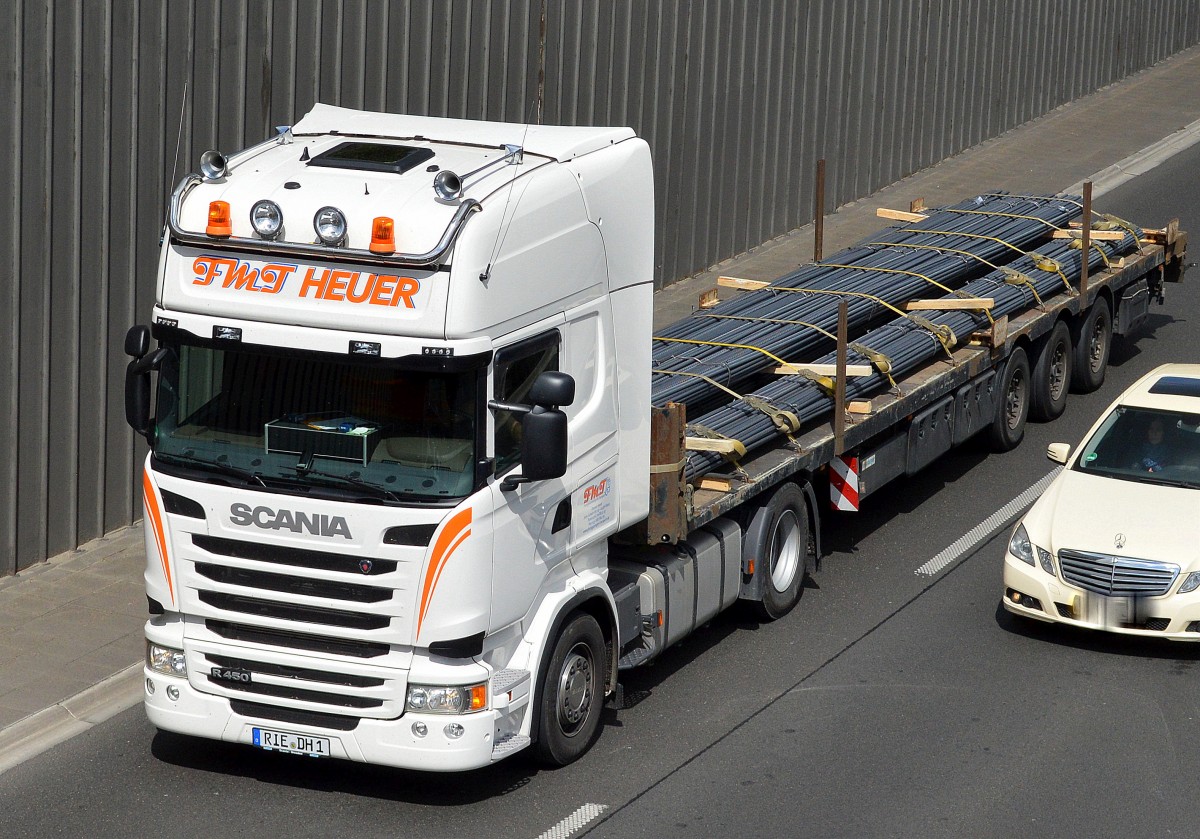 SCANIA R 450 ZUgamschine mit Flachauflieger mit Stahlstangen beladen der Fa. FWT HEUER am 07.05.15 Berliner Stadtautobahn Höhe Knobelsdorffstr.