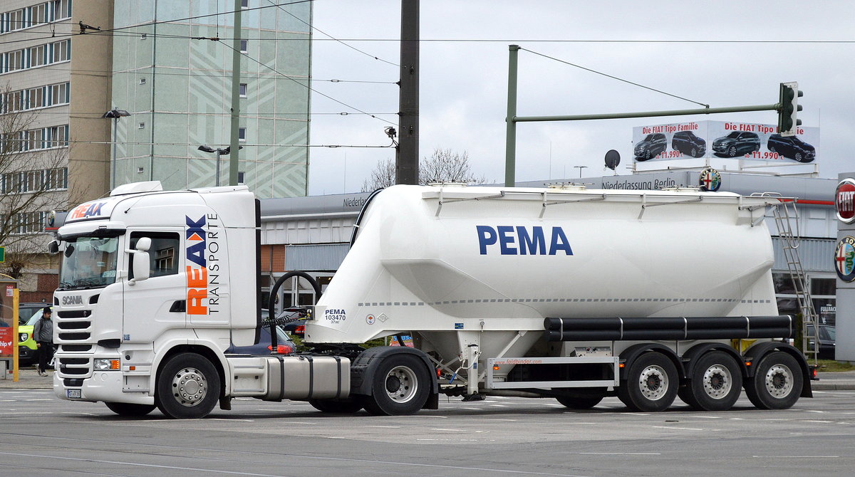 SCANIA R 450 Zugmaschine der Sped. REAX TRANSPORTE mit Siloauflieger der Fa. PEMA am 07.03.17 Berlin-Marzahn.